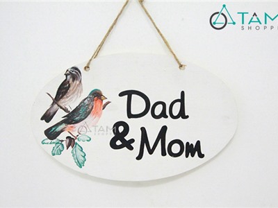 Bảng treo cửa vẽ tay Dad & Mom 30x20cm